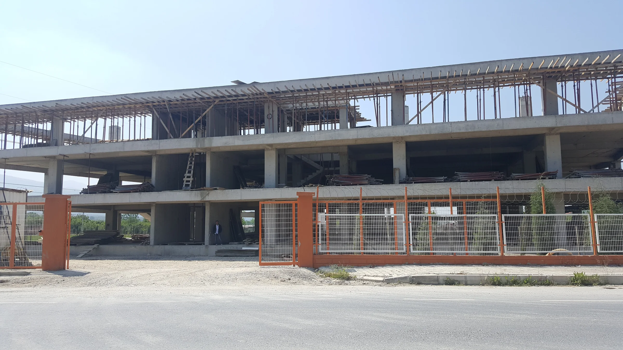 Yapım aşamasındaki endüstriyel binanın dış cephesi